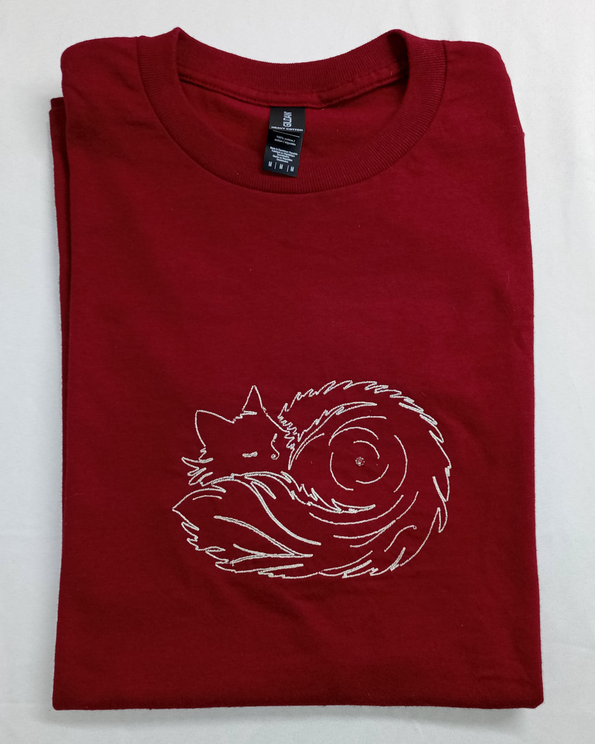 Bouloche - Fil blanc sur t-shirt rouge
