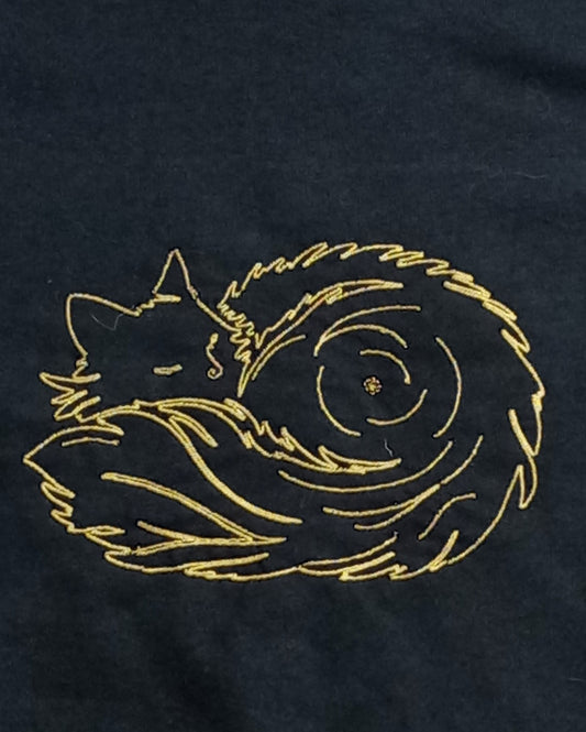 Boule de poils - Fil de bronze sur t-shirt noir