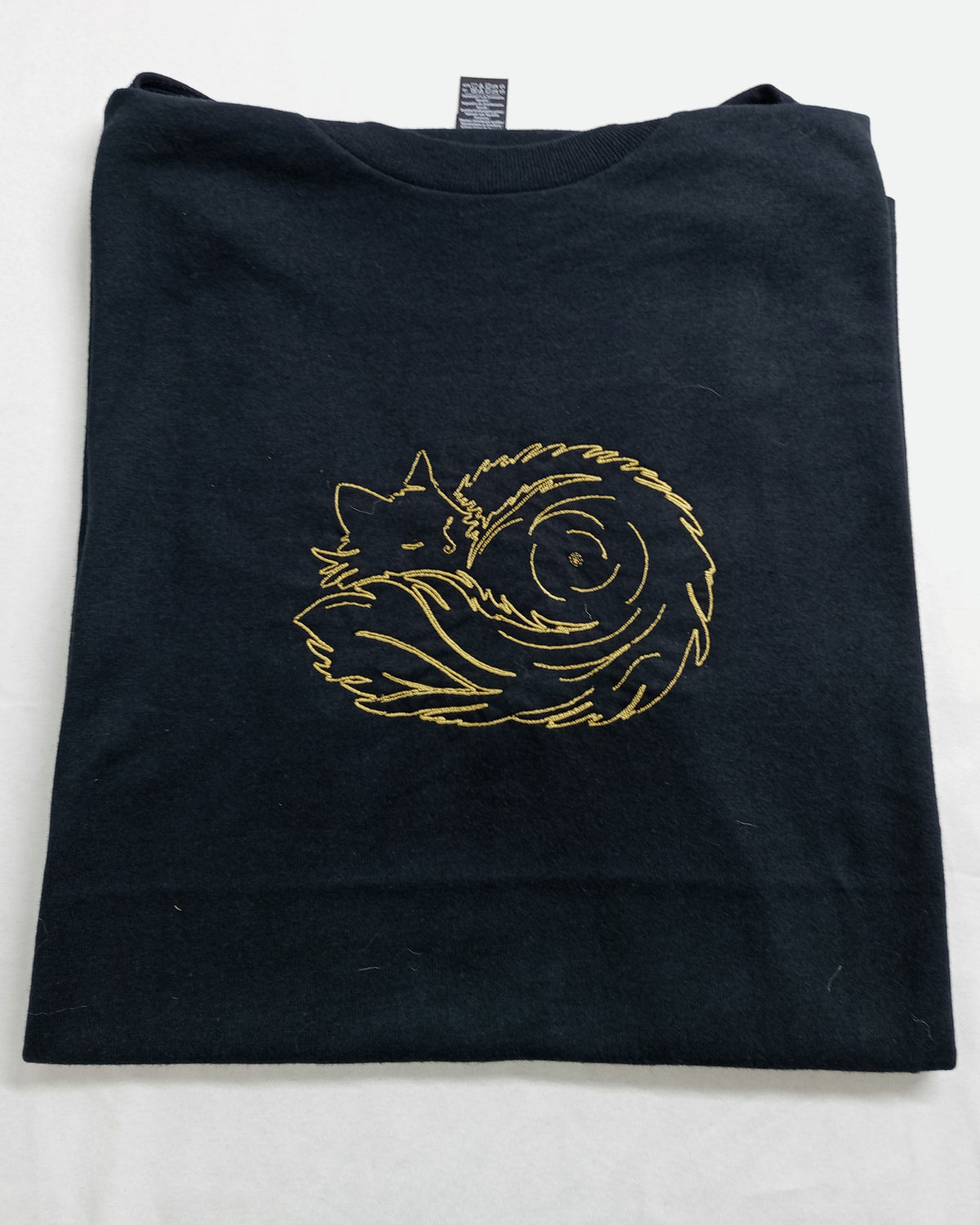 Boule de poils - Fil de bronze sur t-shirt noir