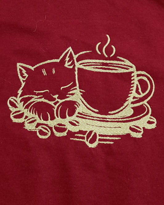 Chat Mocha - Fil or brillant sur t-shirt rouge