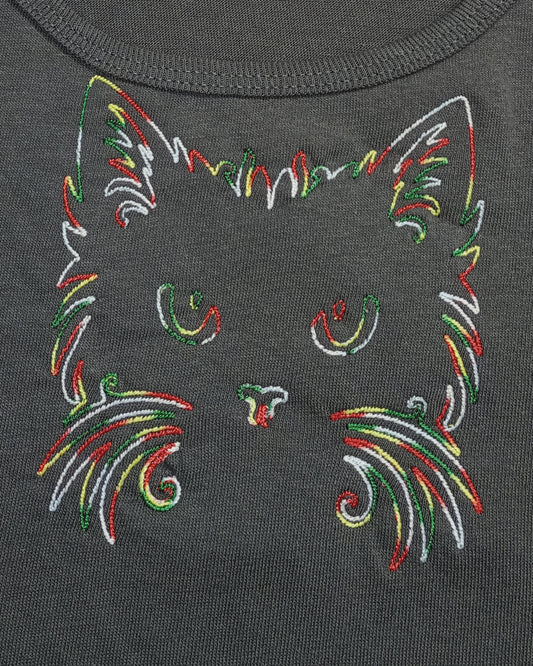 Tête de chat - Fil épais arc-en-ciel sur débardeur gris