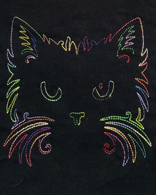 Visage de chat - Fil fin arc-en-ciel sur t-shirt noir