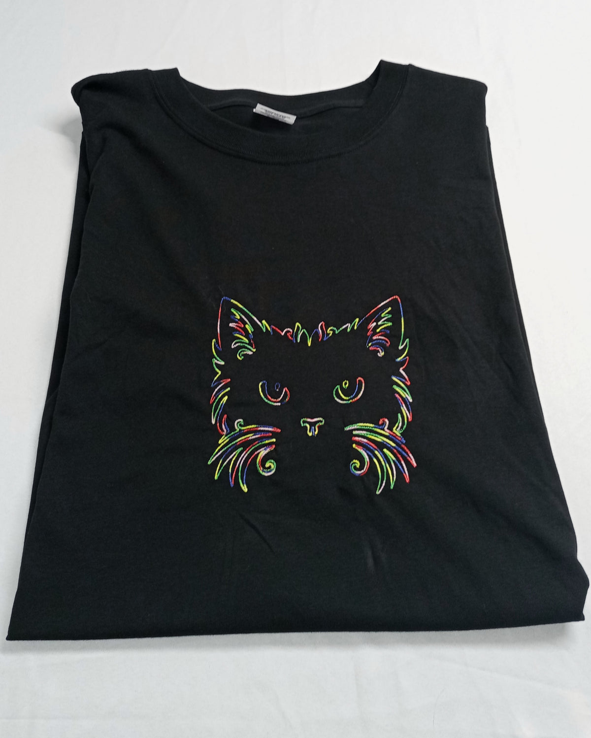 Visage de chat - Fil arc-en-ciel épais sur t-shirt noir