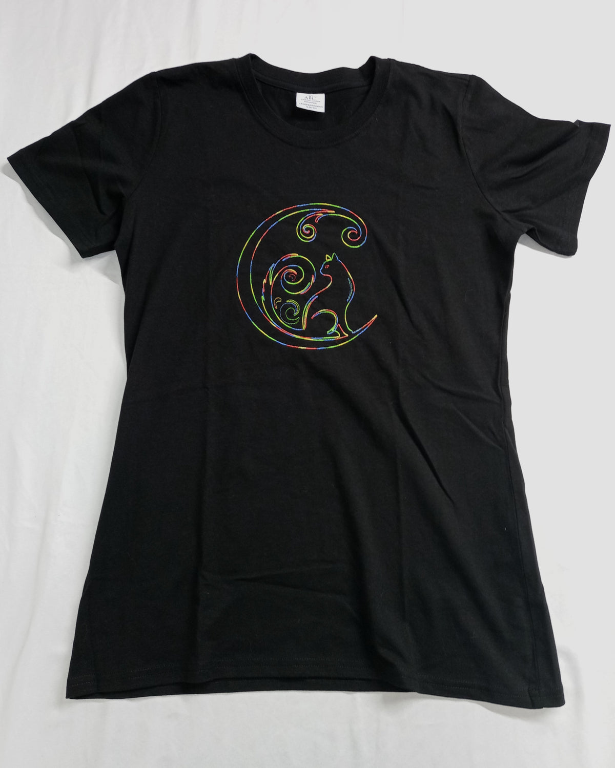 Chat croissant de lune - Fil arc-en-ciel sur t-shirt noir