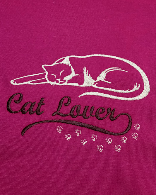 Amoureux des chats - Blanc et violet sur t-shirt framboise