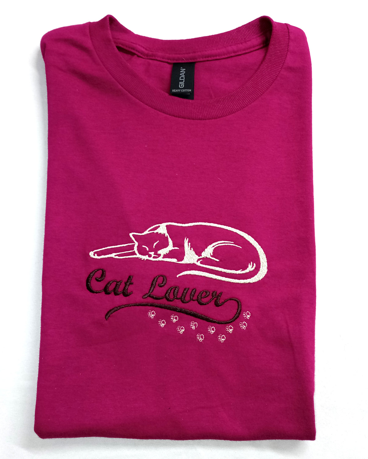 Amoureux des chats - Blanc et violet sur t-shirt framboise
