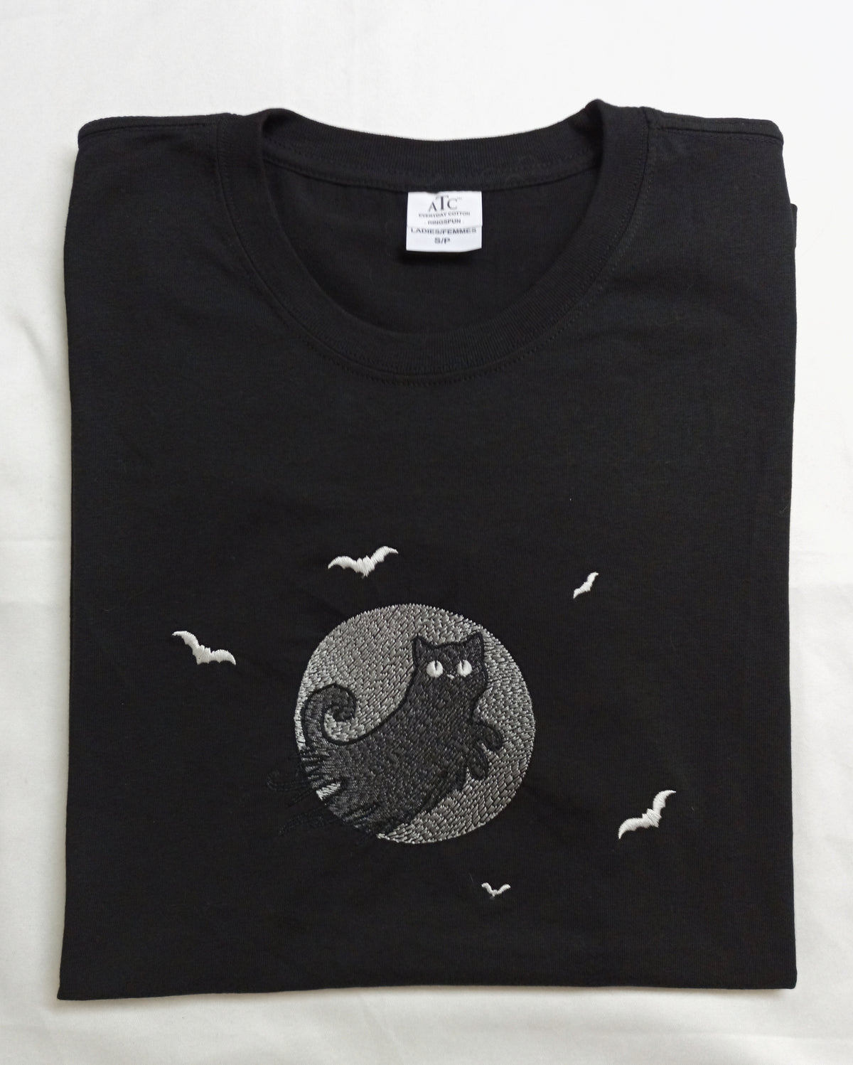 Ombre de lune - Fil argent et noir sur sweat à capuche noir
