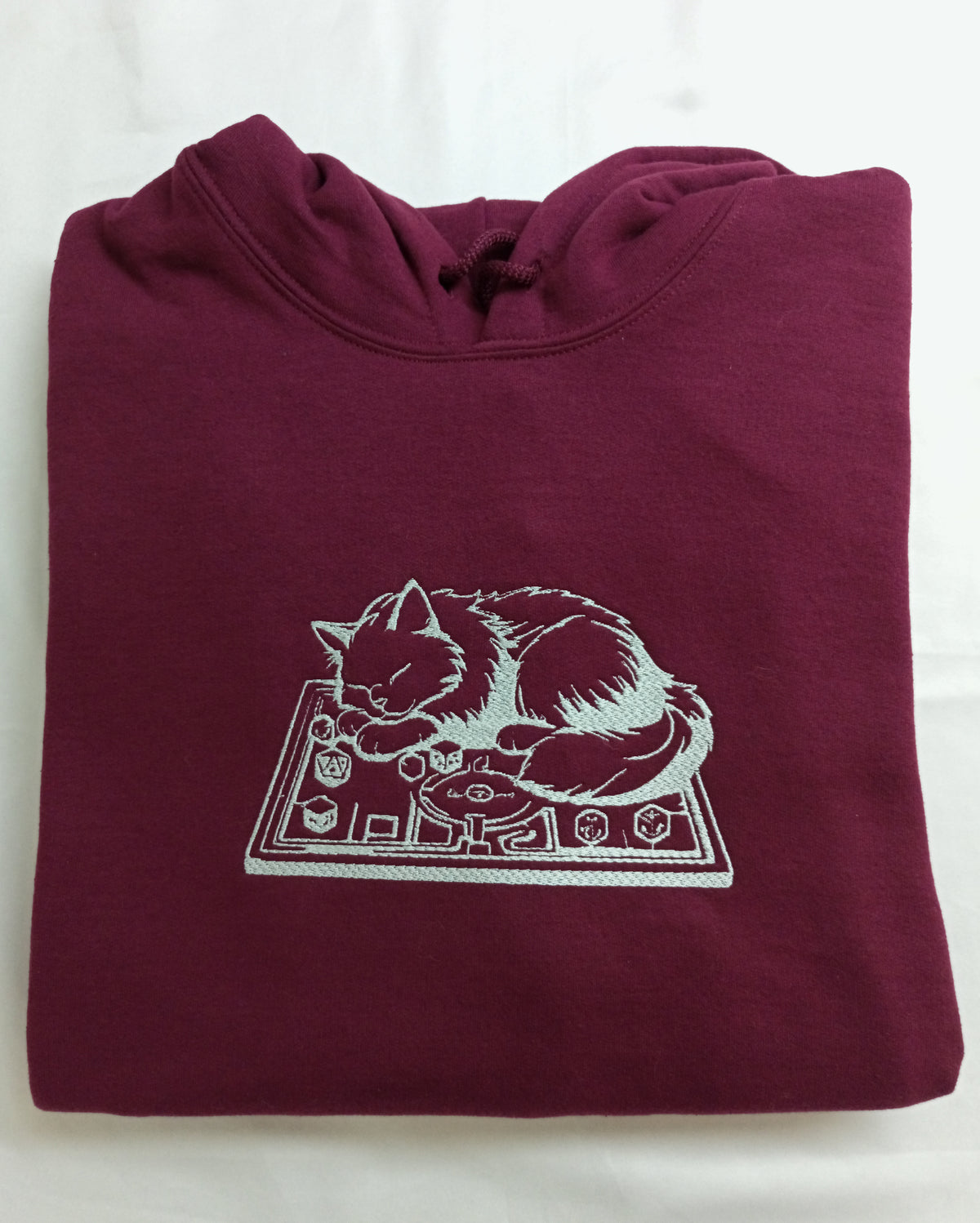 Plateau de jeu - Sweat à capuche blanc sur bordeaux
