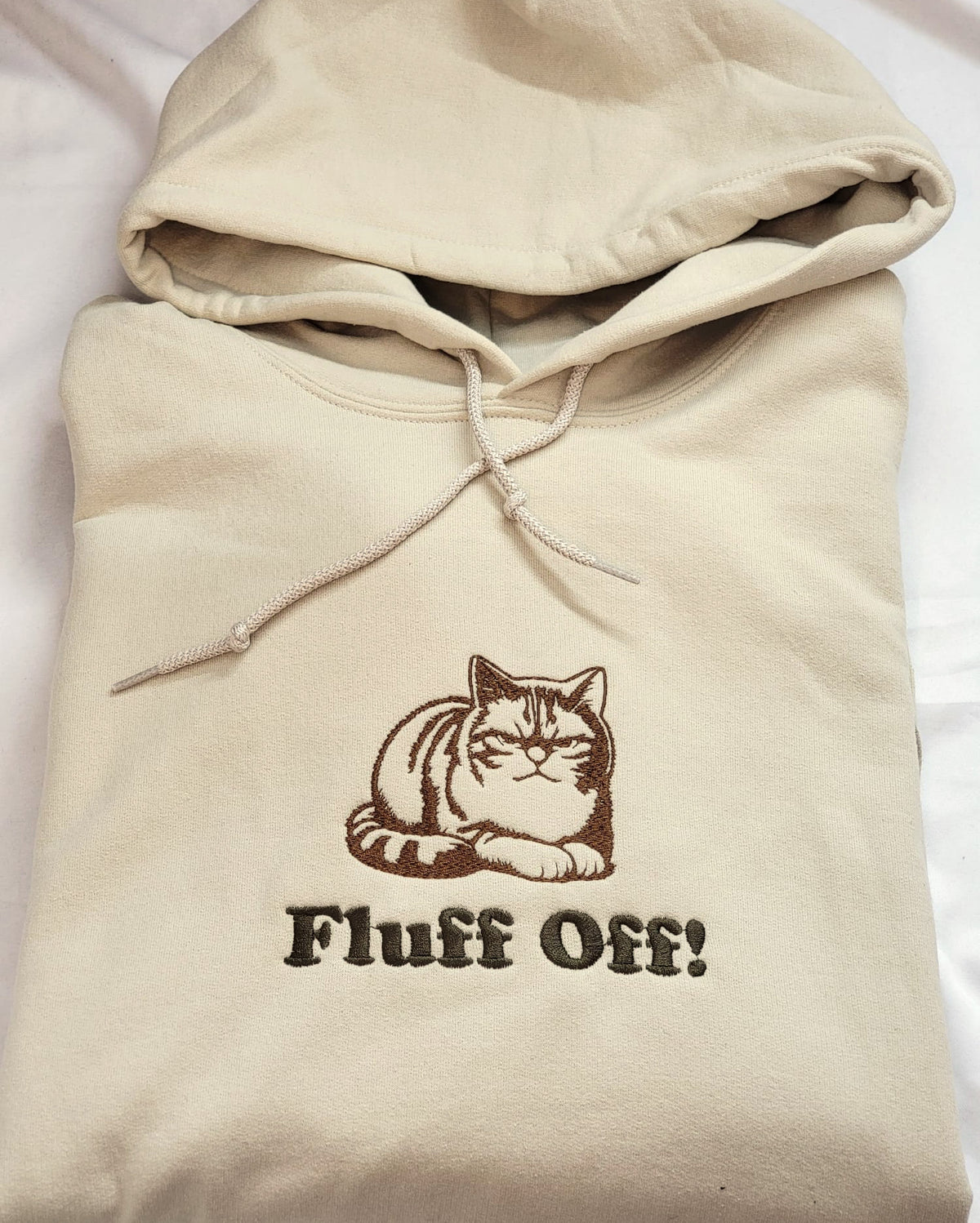 Peluche, dégage ! - Fil marron sur sweat à capuche beige