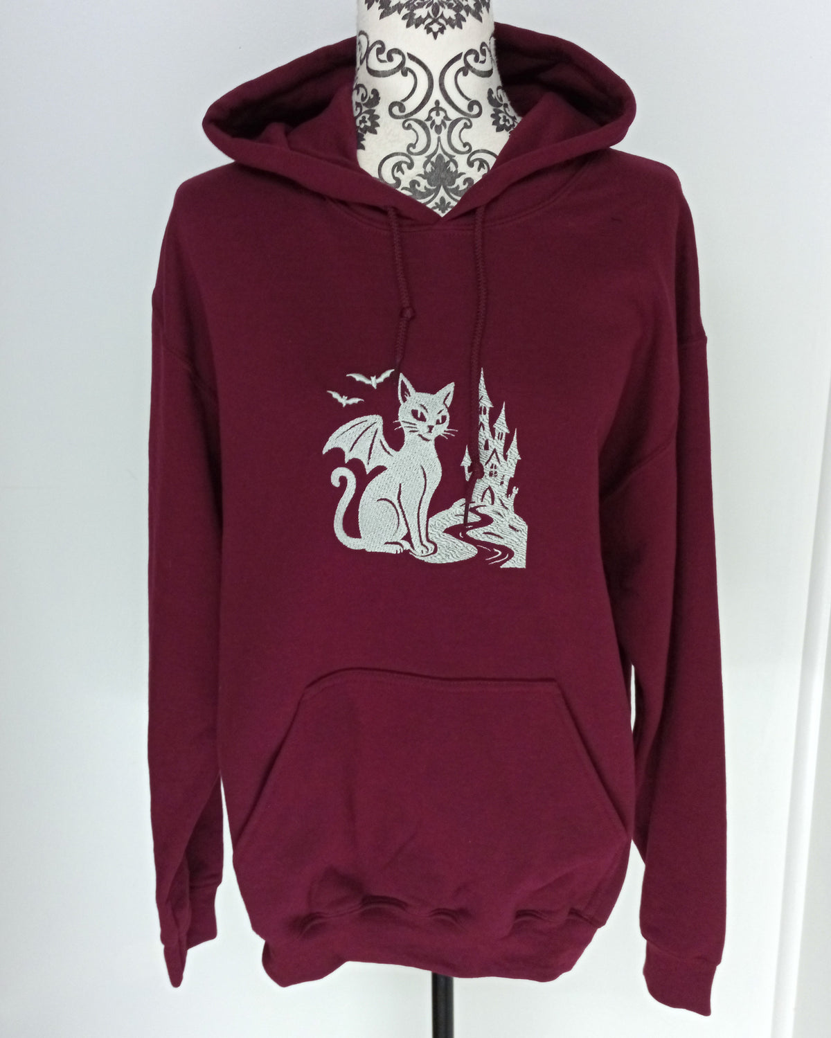 Le Château - Fil blanc sur sweat à capuche marron