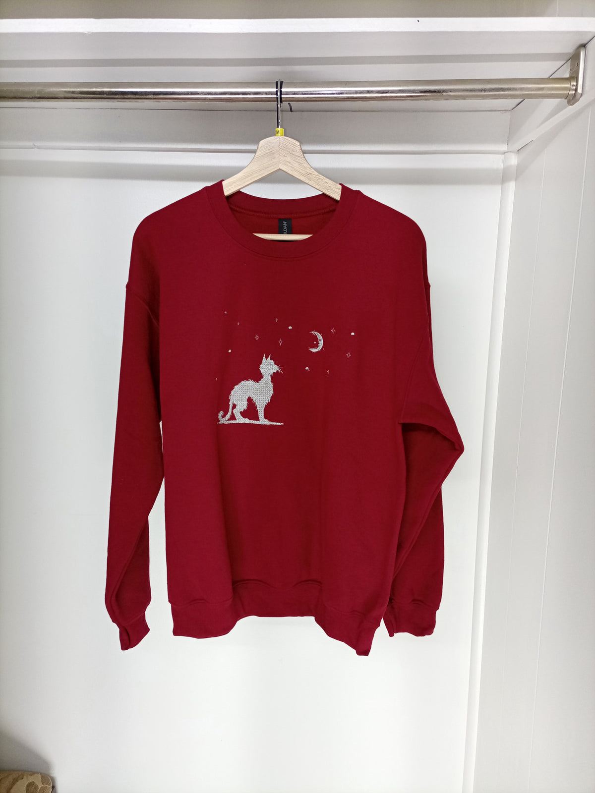 Moonwatch - Fil blanc sur sweat à capuche grenat