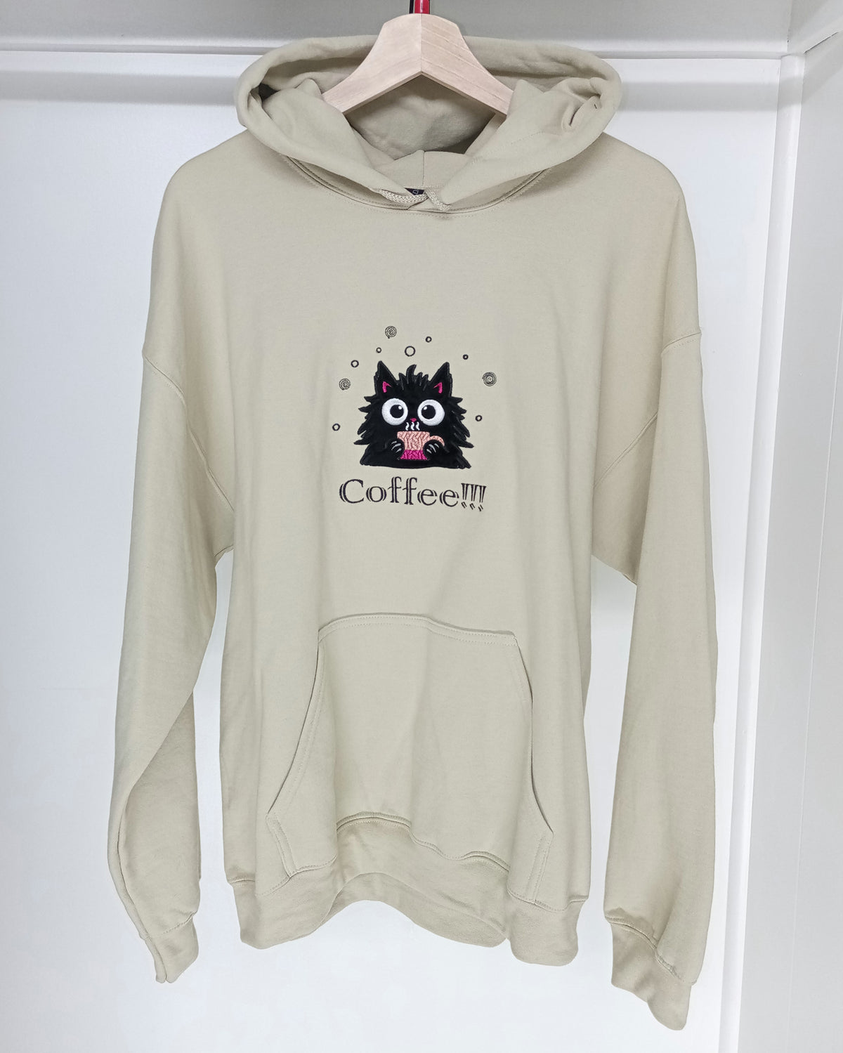 Café !!! - Sweat à capuche noir sur beige