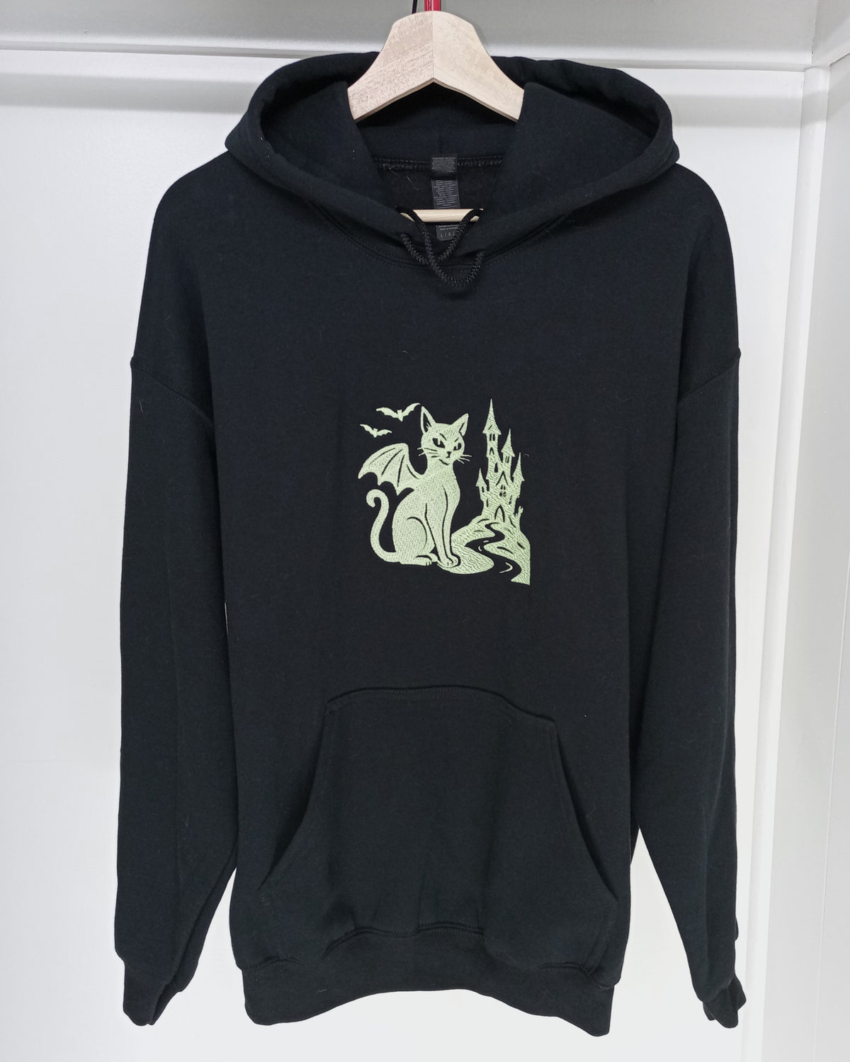 Le Château - Fil phosphorescent sur sweat à capuche noir