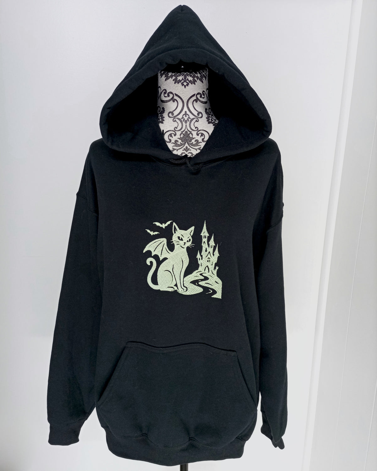 Le Château - Fil phosphorescent sur sweat à capuche noir