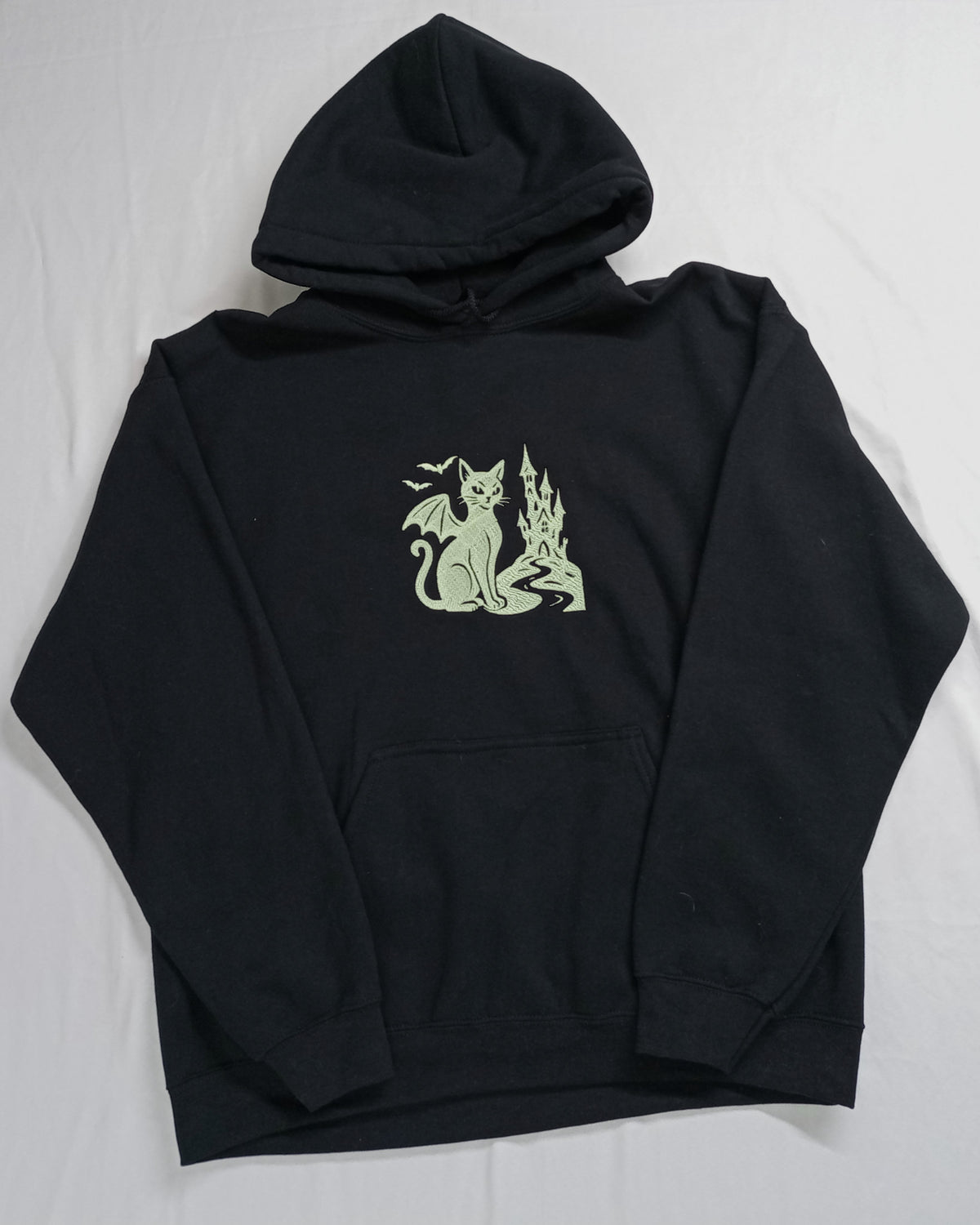 Le Château - Fil phosphorescent sur sweat à capuche noir