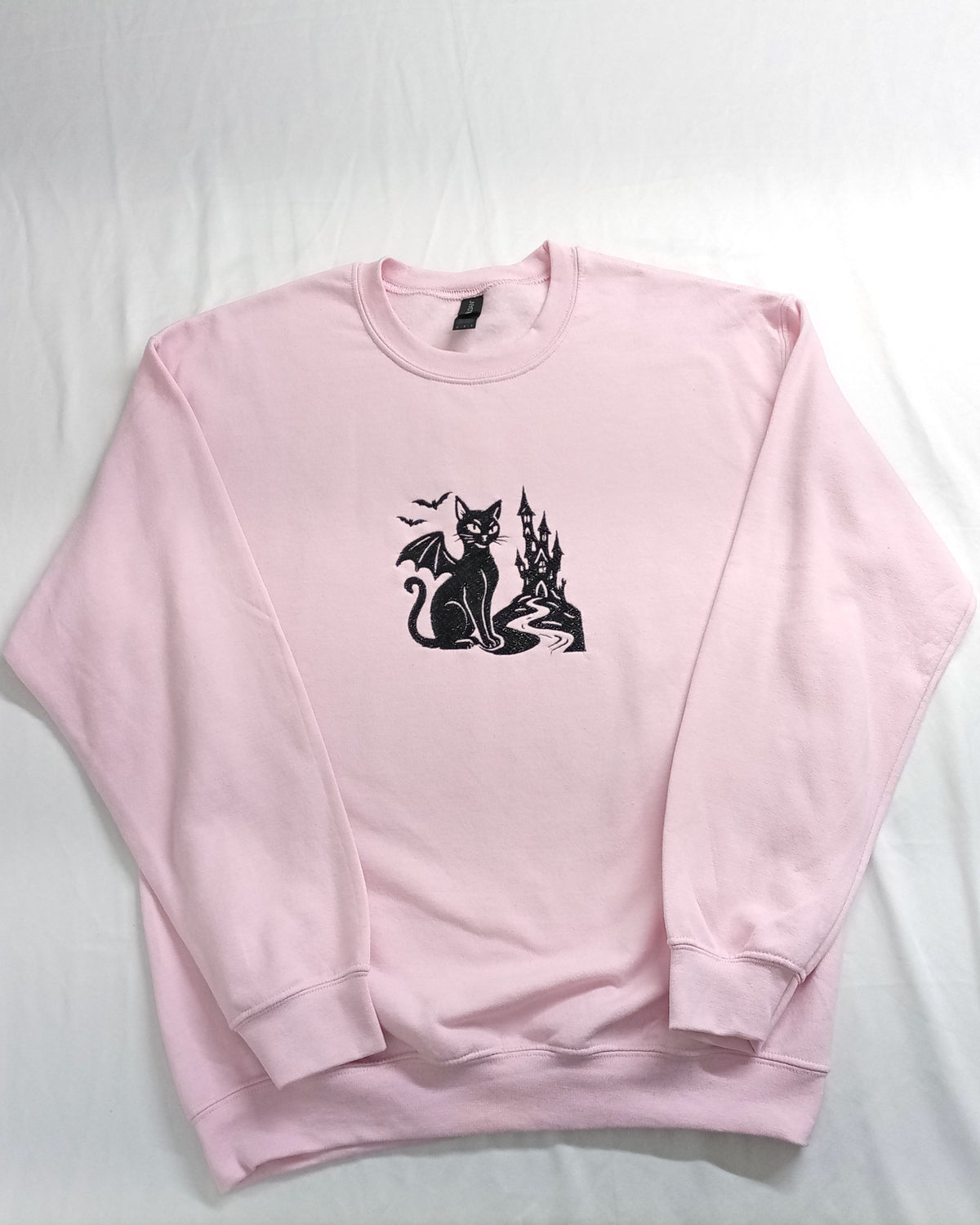 Le Château - Fil noir sur sweat à capuche rose clair