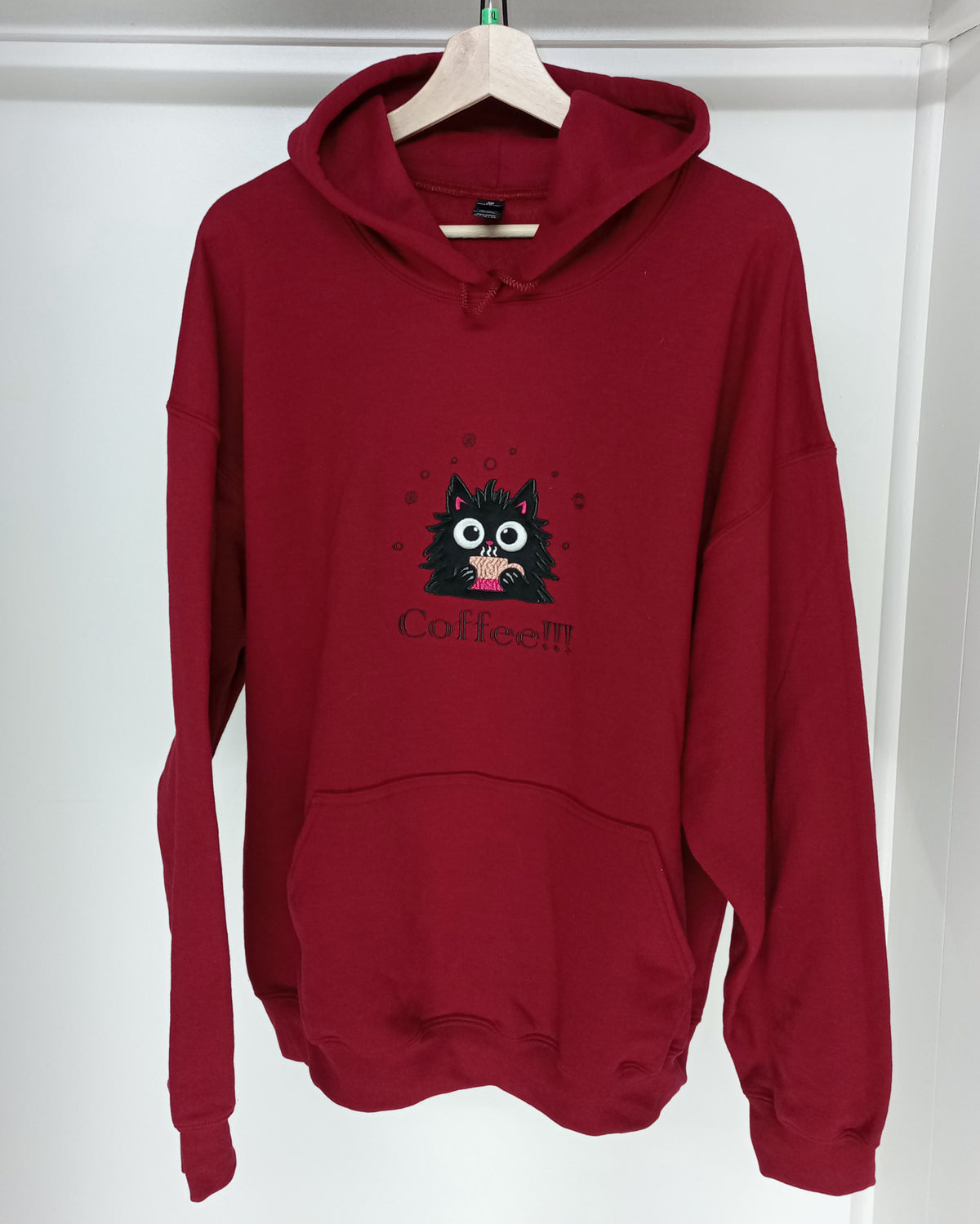 Café !!! - Sweat à capuche noir sur bordeaux (Copie)