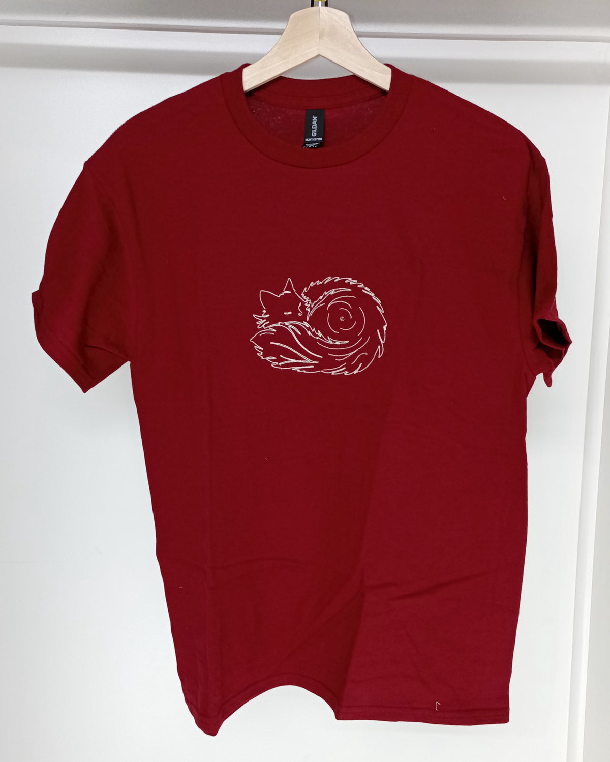 Bouloche - Fil blanc sur t-shirt rouge