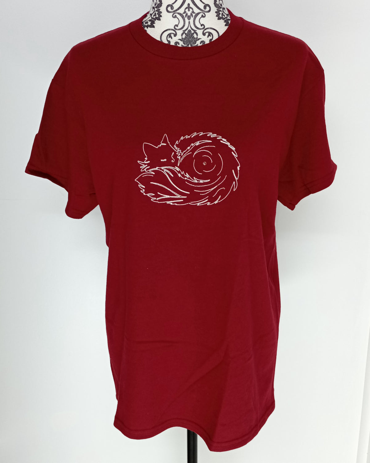 Bouloche - Fil blanc sur t-shirt rouge