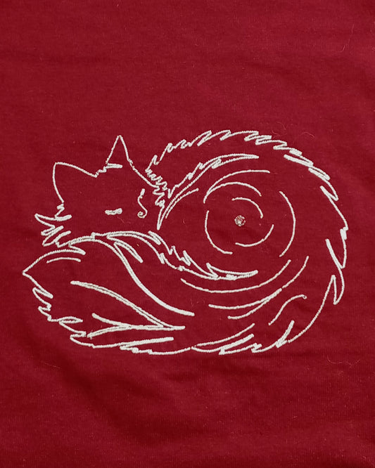 Bouloche - Fil blanc sur t-shirt rouge