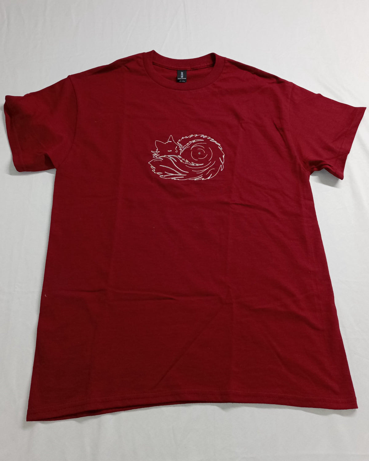 Bouloche - Fil blanc sur t-shirt rouge
