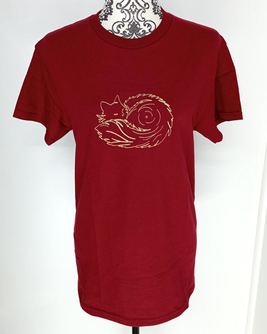 Pelote de poils - Fil doré brillant sur t-shirt rouge