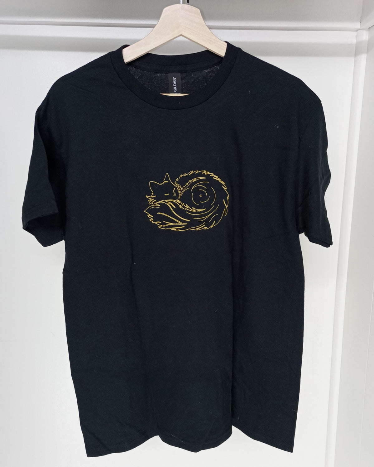 Boule de poils - Fil de bronze sur t-shirt noir