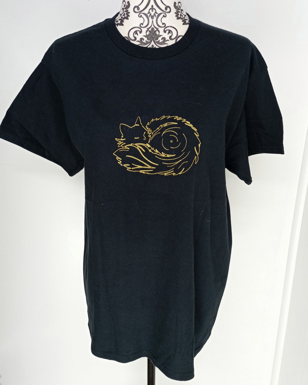 Boule de poils - Fil de bronze sur t-shirt noir