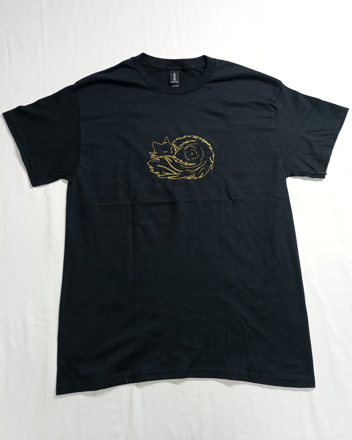 Boule de poils - Fil de bronze sur t-shirt noir