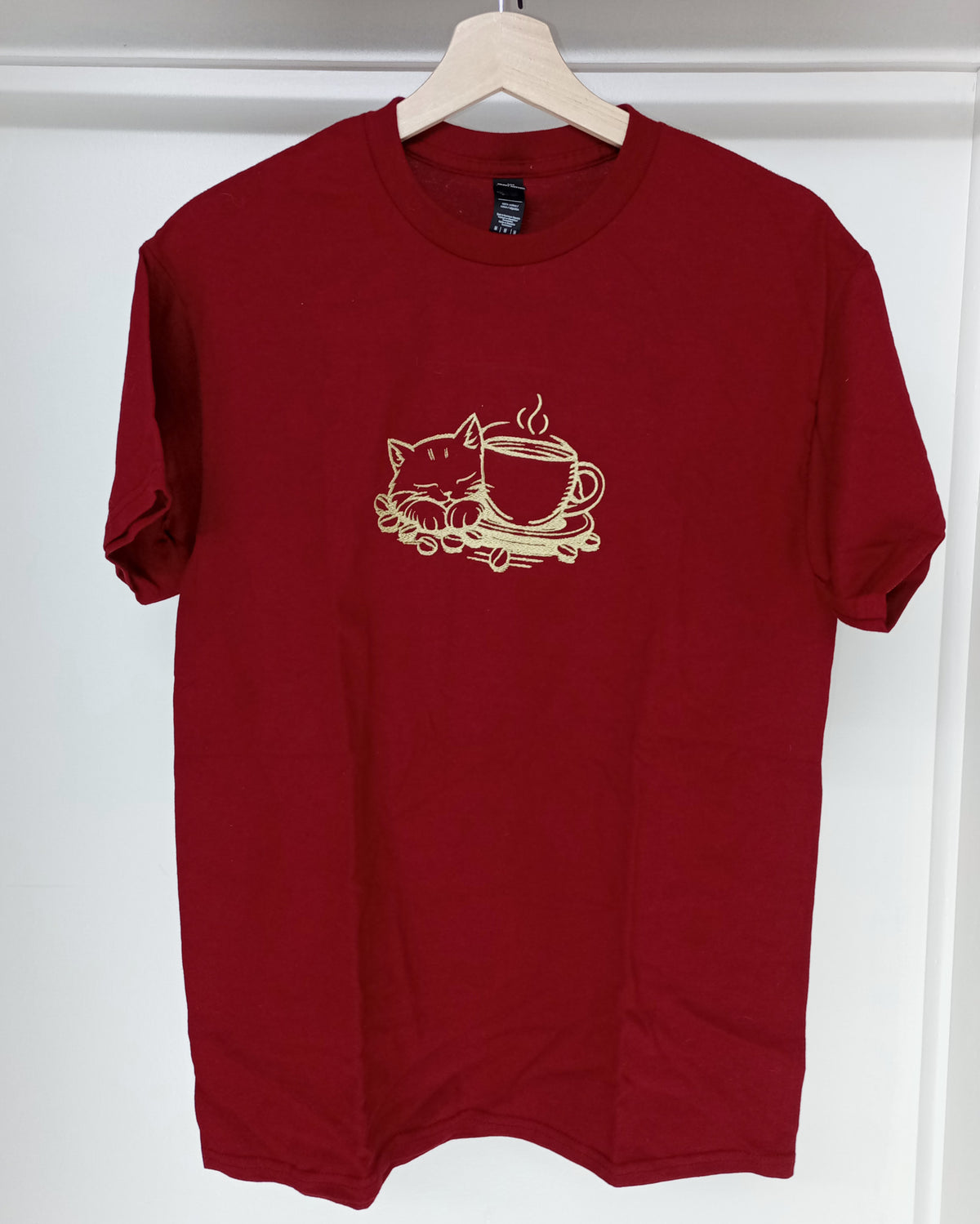 Chat Mocha - Fil or brillant sur t-shirt rouge