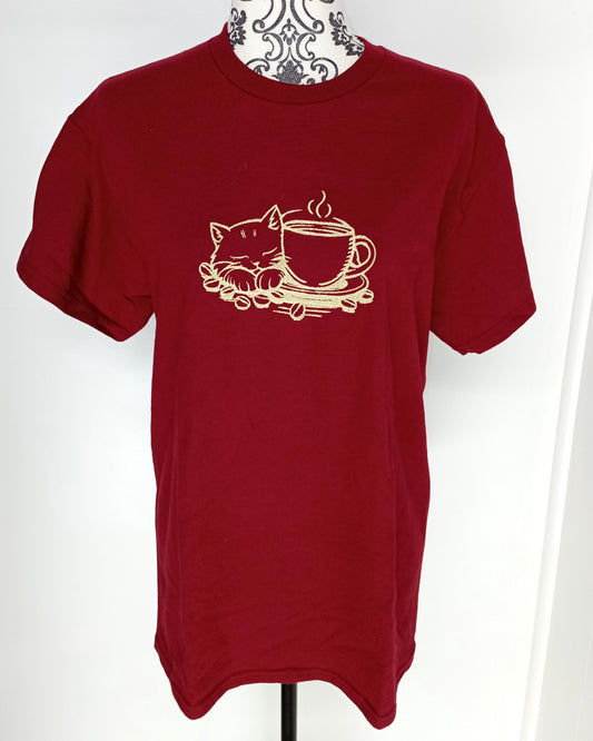 Chat Mocha - Fil or brillant sur t-shirt rouge