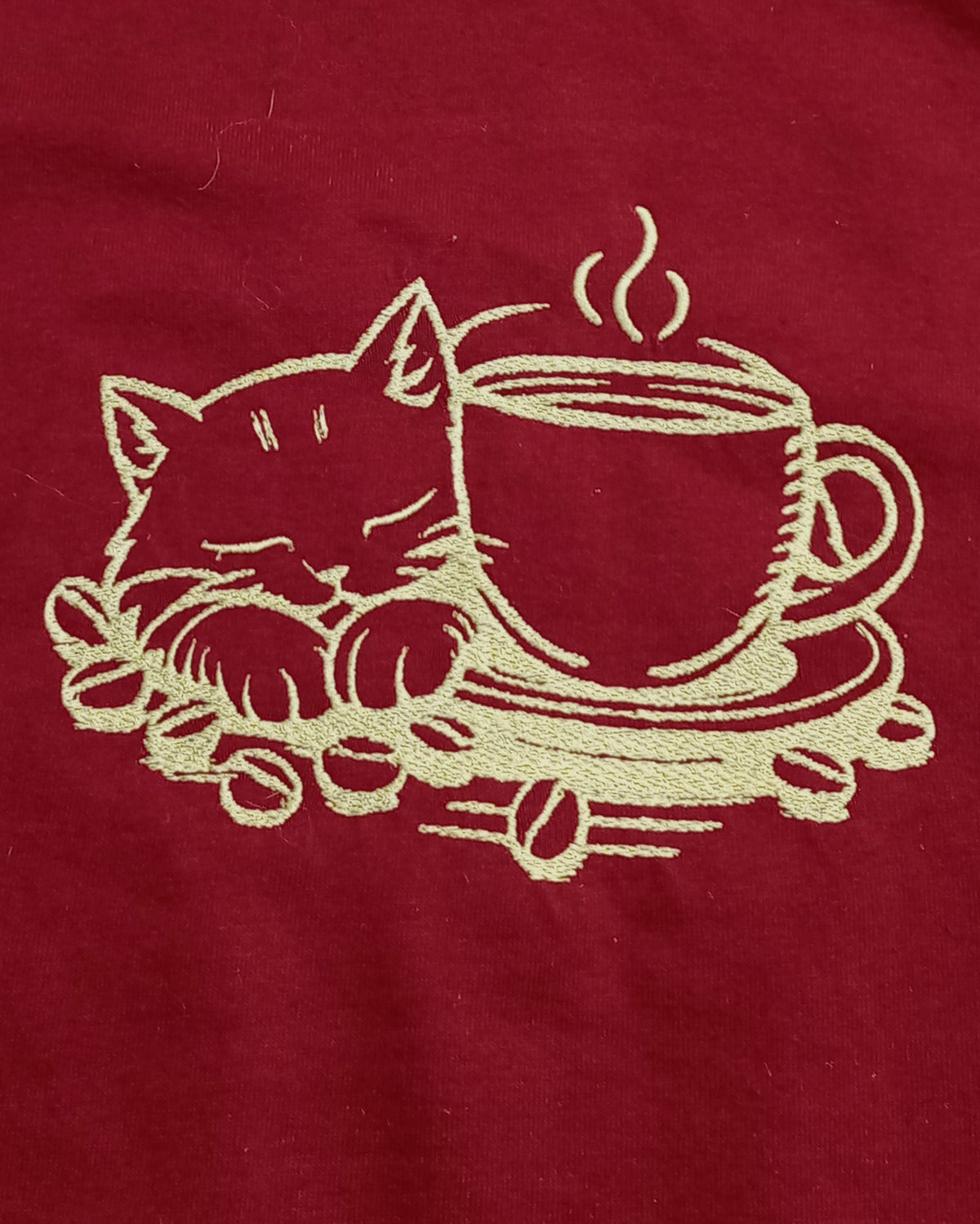 Chat Mocha - Fil or brillant sur t-shirt rouge