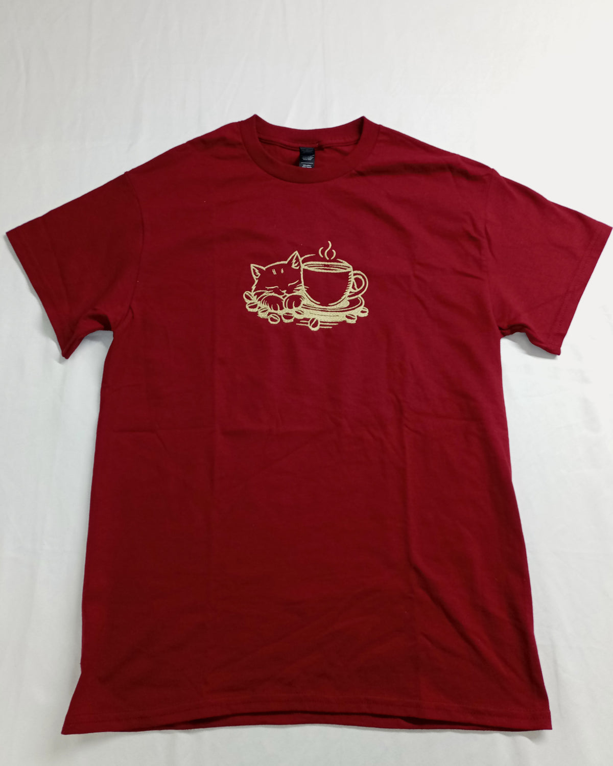 Chat Mocha - Fil or brillant sur t-shirt rouge