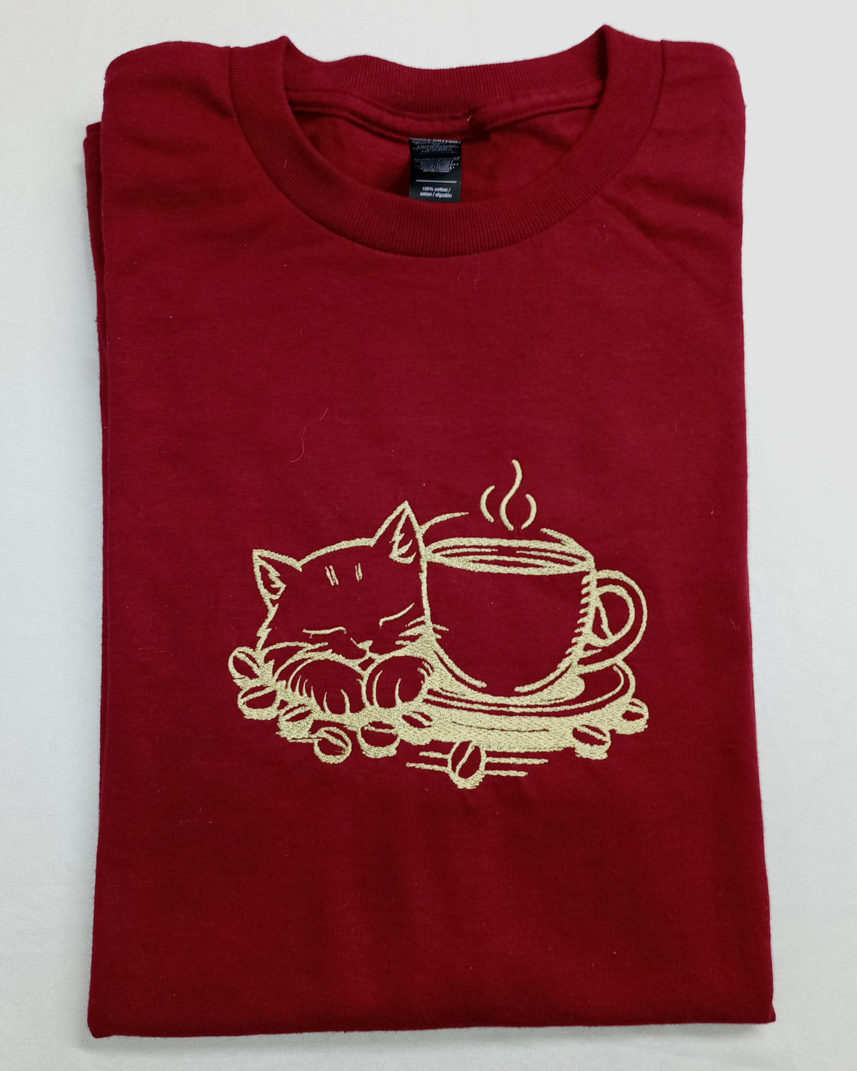 Chat Mocha - Fil or brillant sur t-shirt rouge