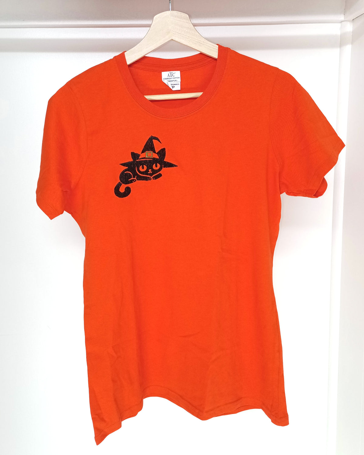 Chat sorcière - Noir sur t-shirt orange