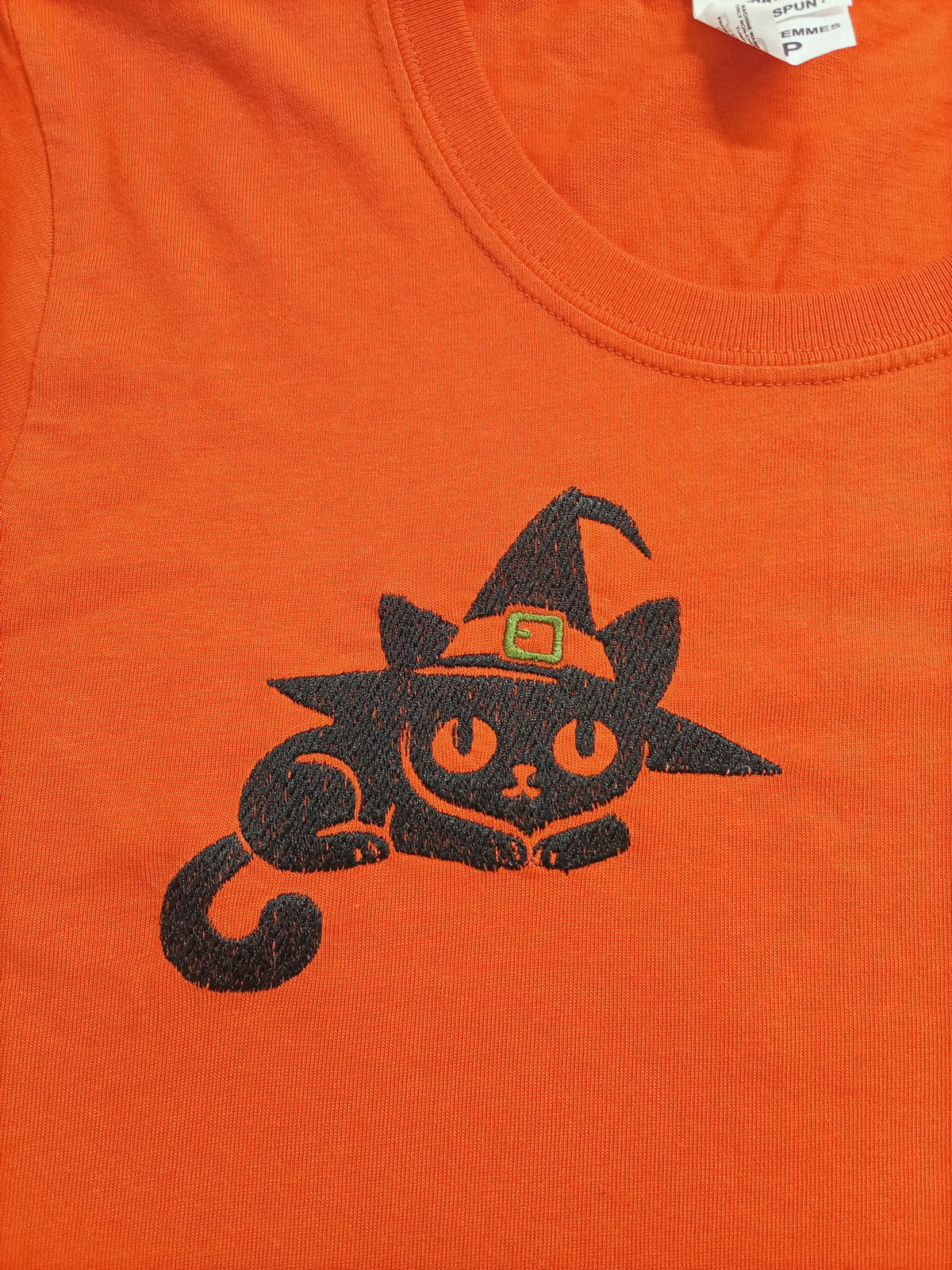 Chat sorcière - Noir sur t-shirt orange