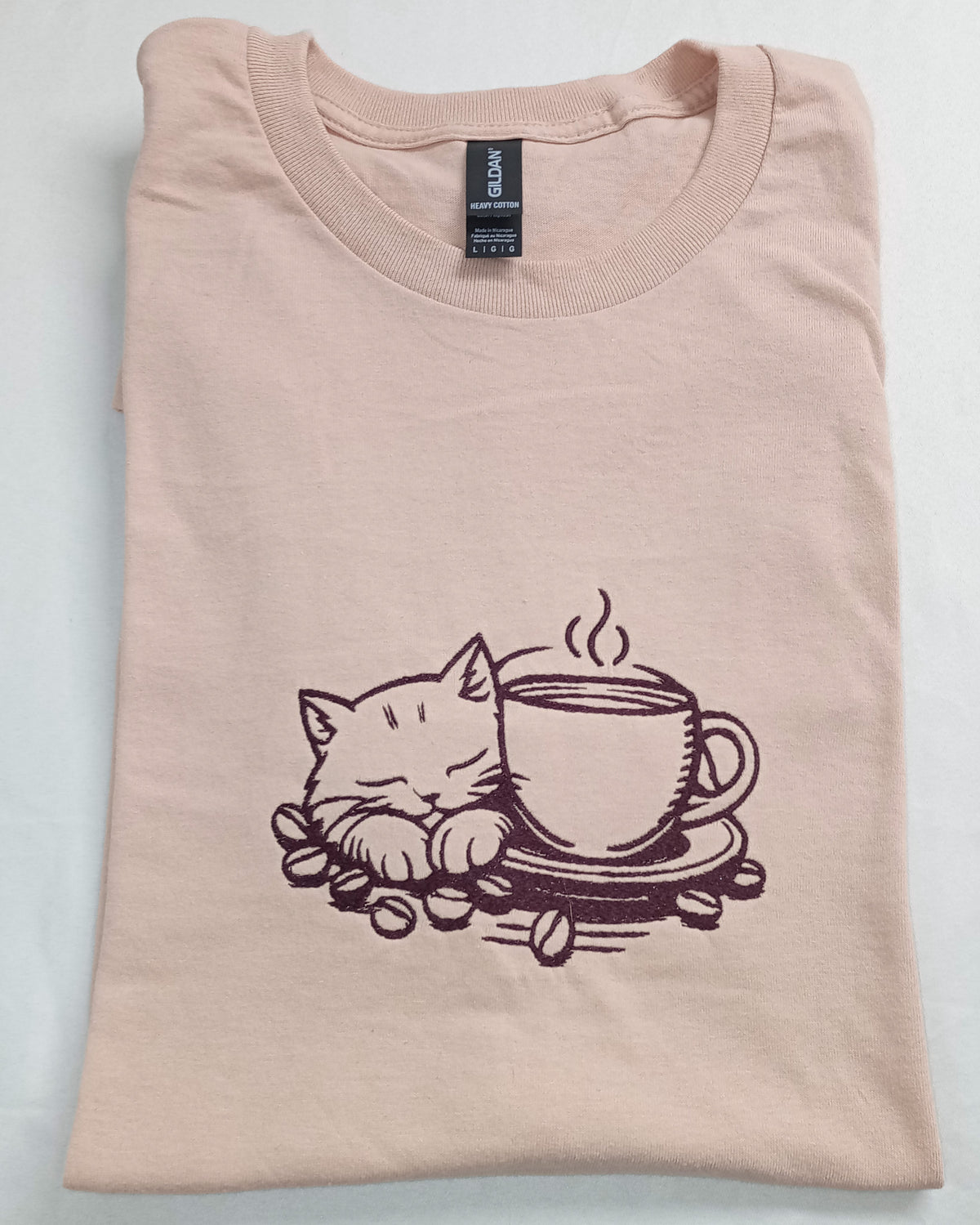 Chat Mocha - Fil mûre sur t-shirt vieux rose (Copie)