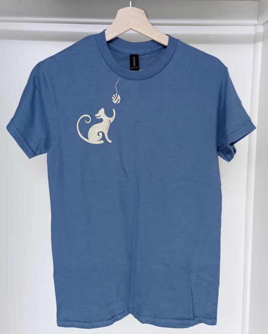 Pelote de laine - Argent sur t-shirt bleu clair