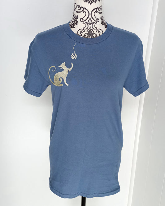 Pelote de laine - Argent sur t-shirt bleu clair