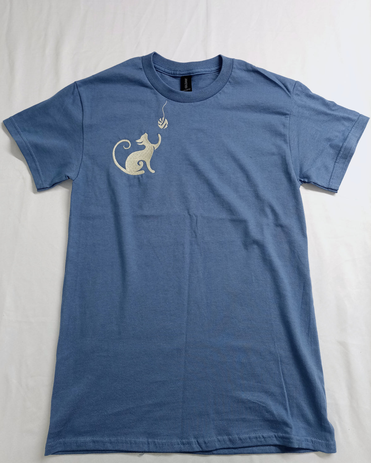 Pelote de laine - Argent sur t-shirt bleu clair