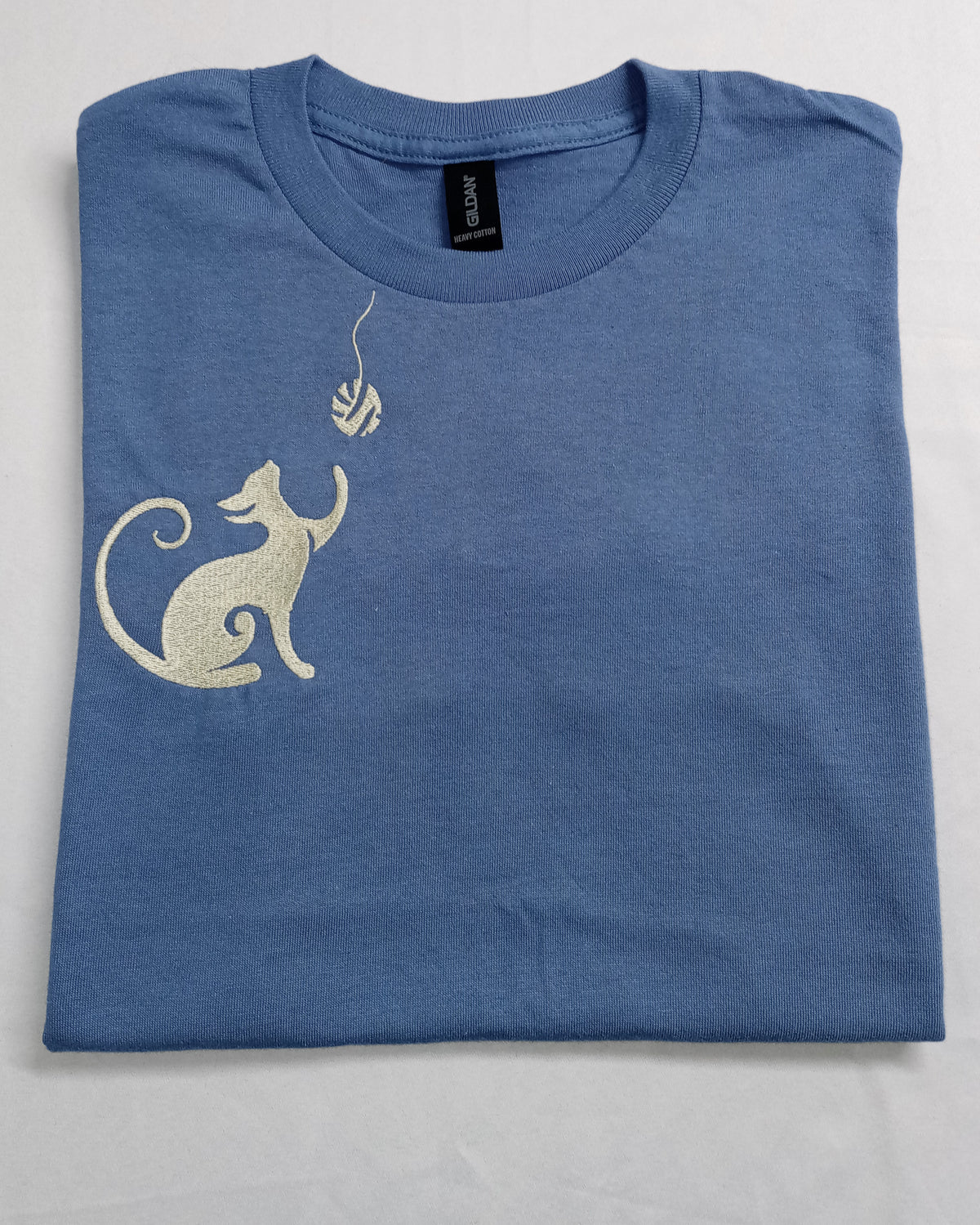 Pelote de laine - Argent sur t-shirt bleu clair