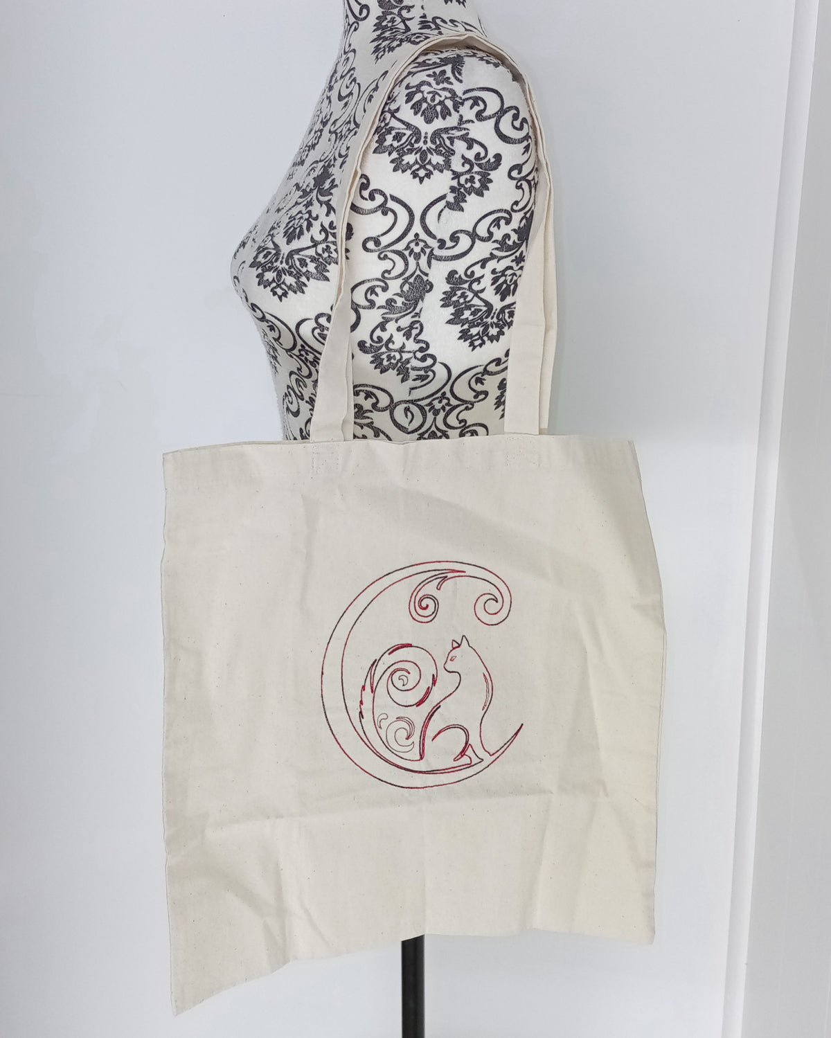 Chat croissant de lune - Fil épais rouge/noir sur sac fourre-tout ivoire