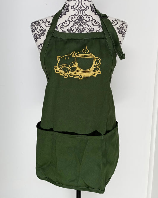 Chat Mocha - Fil doré foncé sur tablier vert