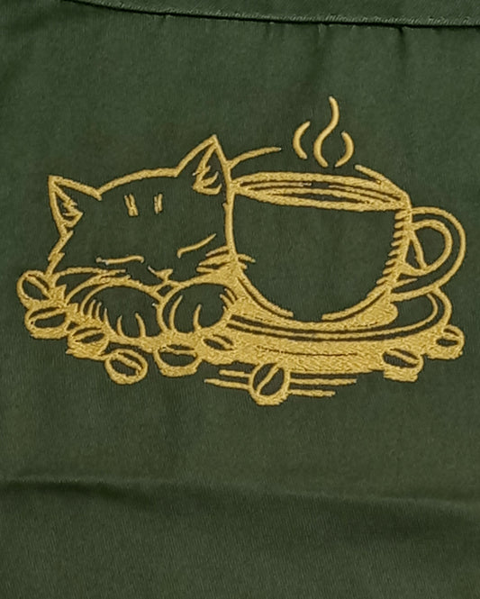 Chat Mocha - Fil doré foncé sur tablier vert