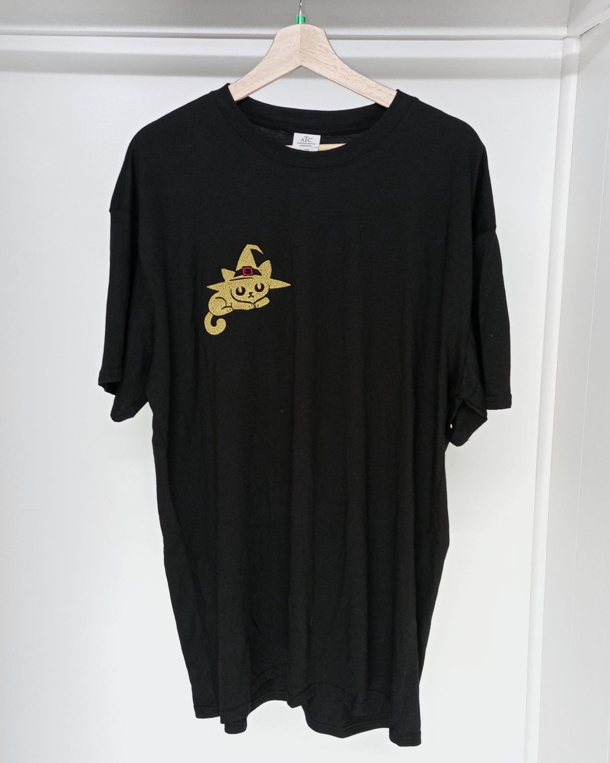 Chat sorcier - T-shirt doré sur noir