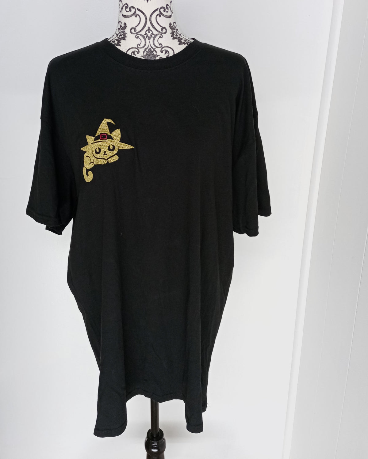 Chat sorcier - T-shirt doré sur noir