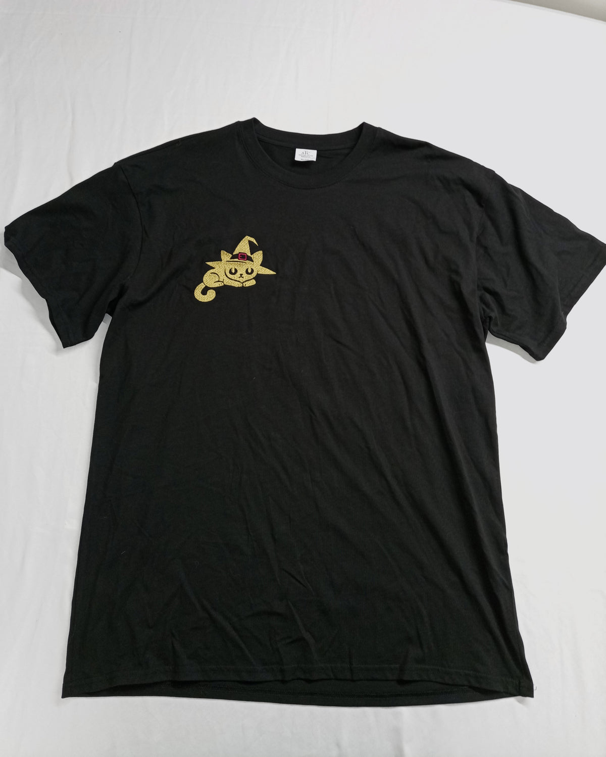 Chat sorcier - T-shirt doré sur noir