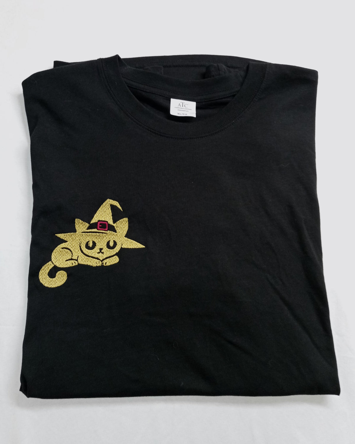 Chat sorcier - T-shirt doré sur noir