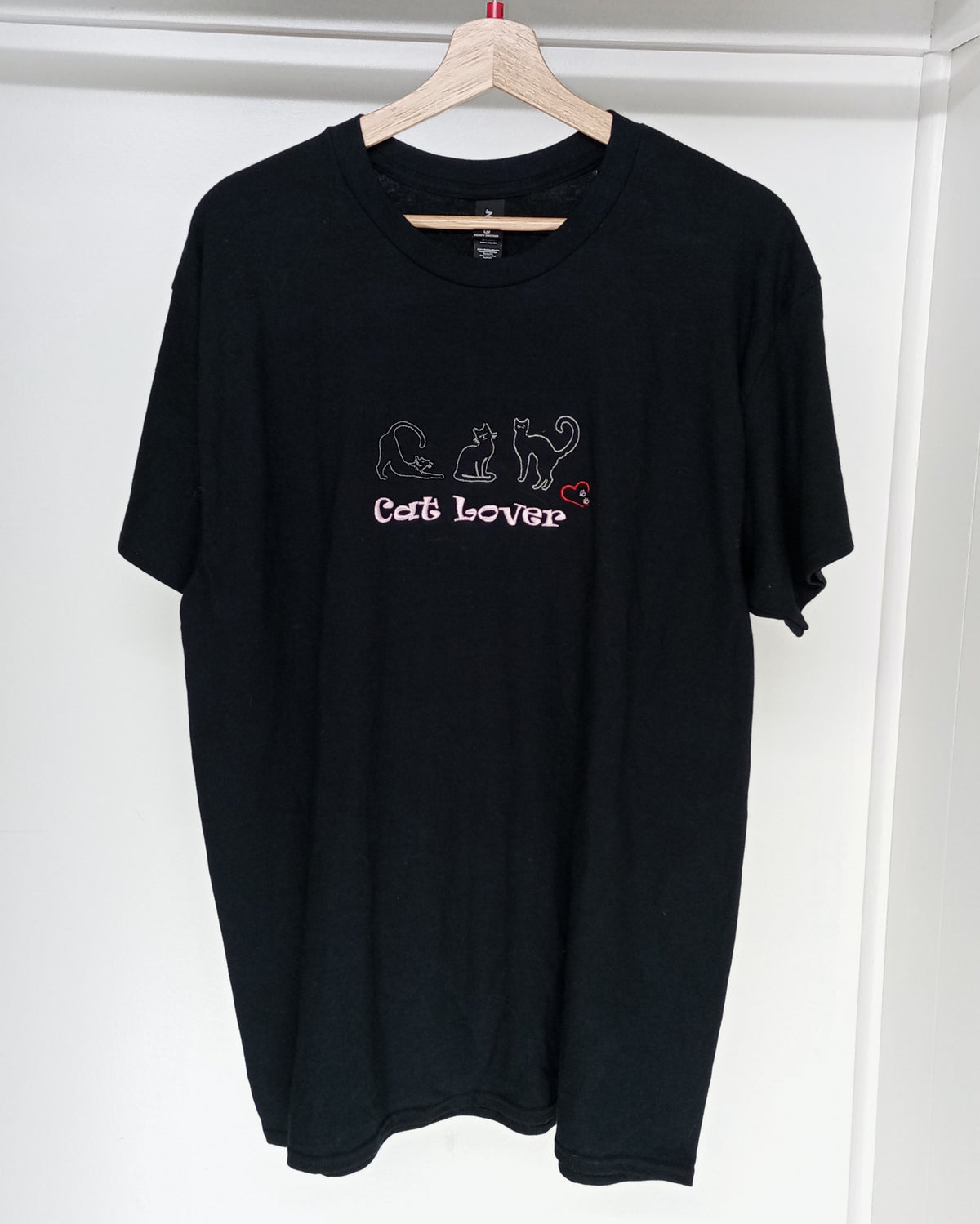 Triple passionnée de chats - Rose, blanc et rouge sur t-shirt noir