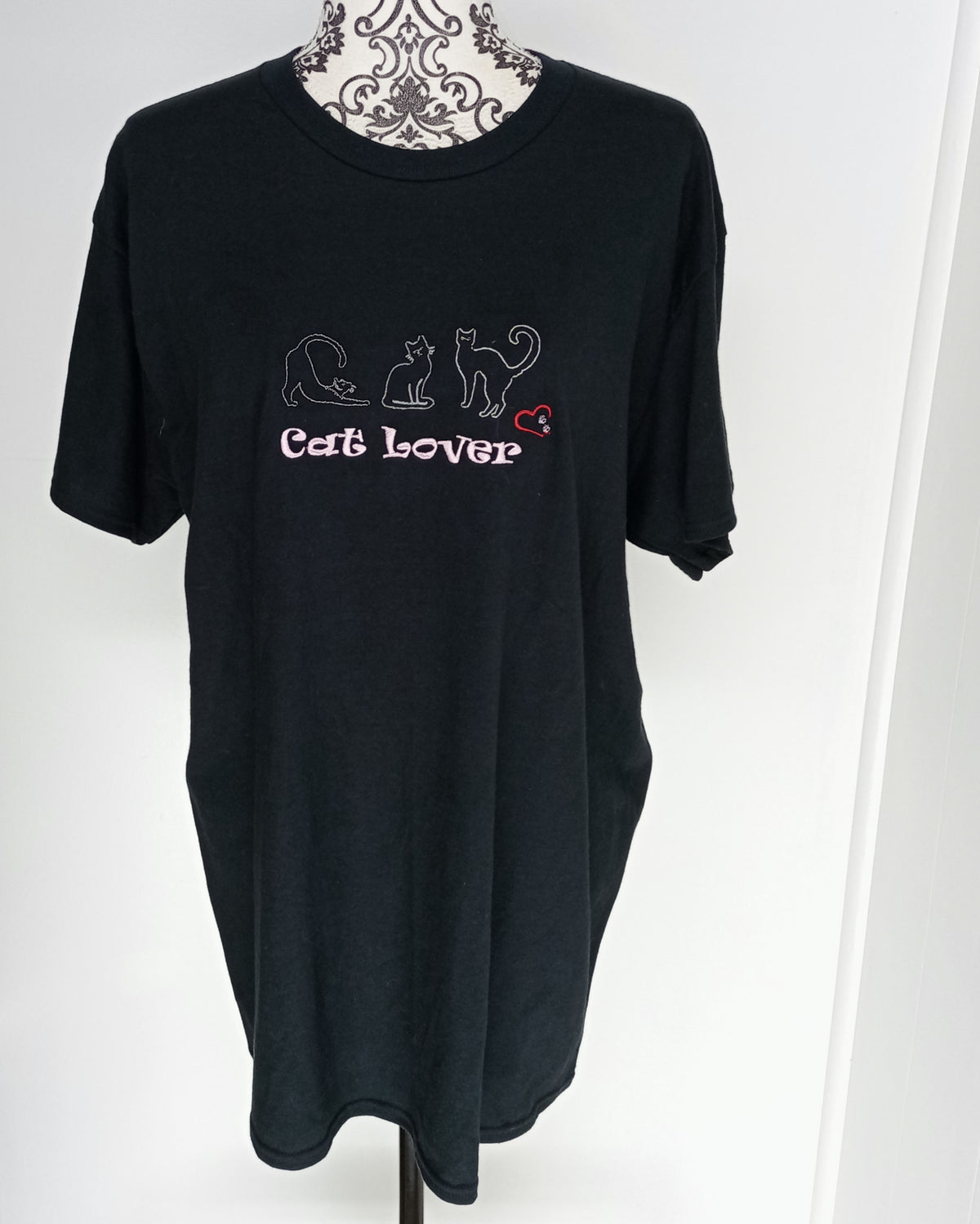Triple passionnée de chats - Rose, blanc et rouge sur t-shirt noir